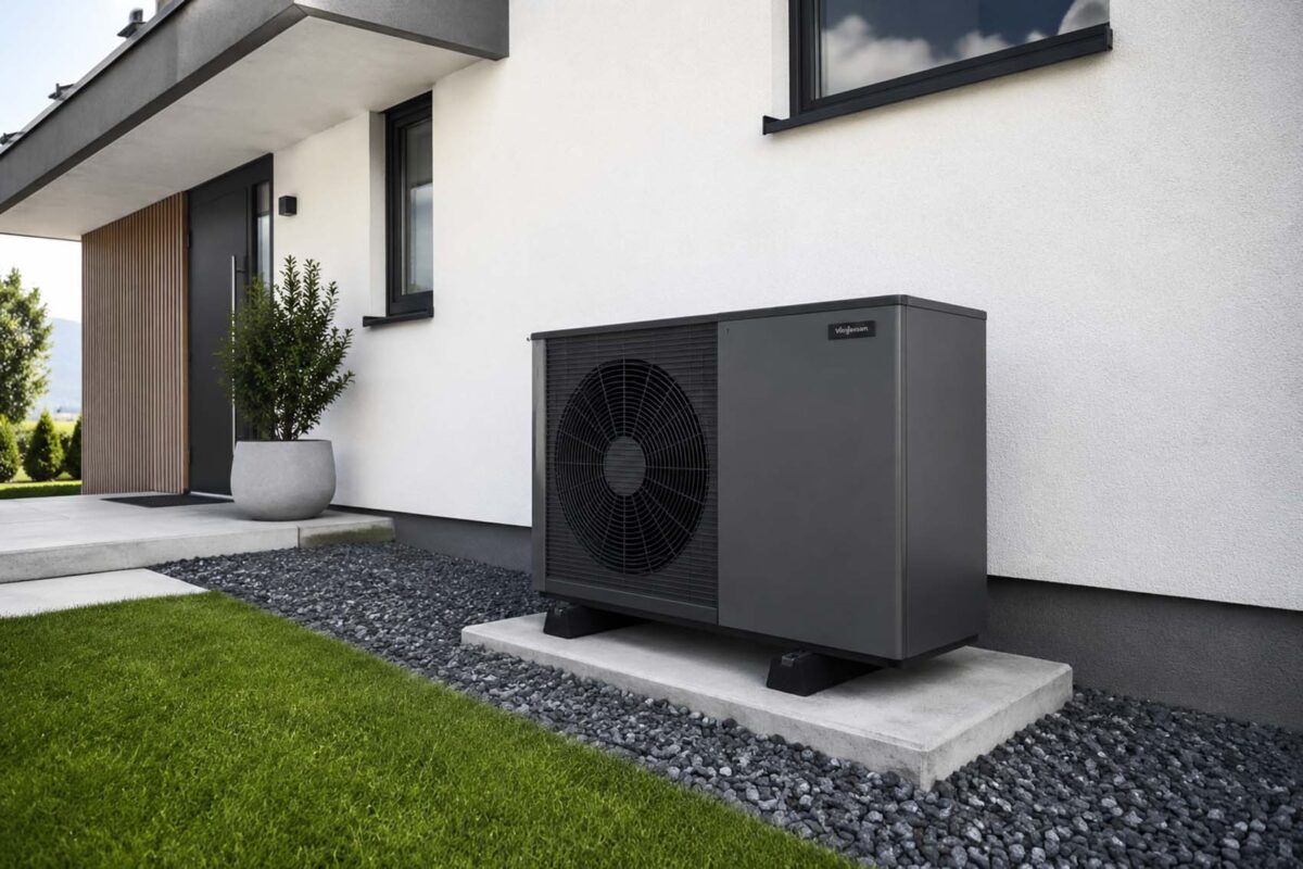 Moderne Luftwärmepumpe neben einem Einfamilienhaus für energieeffizientes Heizen in Villach